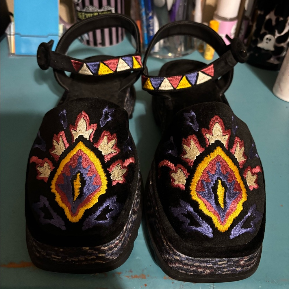 FARM RIO Embroidered Closed Toe Platform Sandals